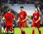 12.04.2025, Fussball 1. Bundesliga 2024/2025, 29. Spieltag,  FC Bayern Mnchen - Borussia Dortmund, in der Allianz-Arena Mnchen. v.li: Joshua Kimmich (FC Bayern Mnchen), Aleksandar Pavlovic (Bayern Mnchen) , Eric Dier (FC Bayern Mnchen) 