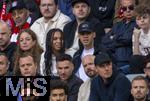 12.04.2025, Fussball 1. Bundesliga 2024/2025, 29. Spieltag,  FC Bayern Mnchen - Borussia Dortmund, in der Allianz-Arena Mnchen. Der derzeit verletzte Jamal Musiala (re, FC Bayern Mnchen) auf der Tribne als Zuschauer mit Schwester Latisha (mitte) und Mutter Carolin Musiala (li) 