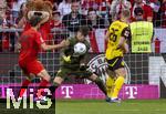 12.04.2025, Fussball 1. Bundesliga 2024/2025, 29. Spieltag,  FC Bayern Mnchen - Borussia Dortmund, in der Allianz-Arena Mnchen. Torwart Gregor Kobel (Borussia Dortmund) versucht den Ball zu fangen. li: Thomas Mller (FC Bayern Mnchen) re: Julian Ryerson (Borussia Dortmund) 