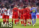 12.04.2025, Fussball 1. Bundesliga 2024/2025, 29. Spieltag,  FC Bayern Mnchen - Borussia Dortmund, in der Allianz-Arena Mnchen. Trauriger Abgang der Bayern nach der Punkteteilung.