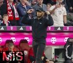 12.04.2025, Fussball 1. Bundesliga 2024/2025, 29. Spieltag,  FC Bayern Mnchen - Borussia Dortmund, in der Allianz-Arena Mnchen. Trainer Vincent Kompany (FC Bayern Mnchen) unzufrieden