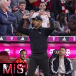 12.04.2025, Fussball 1. Bundesliga 2024/2025, 29. Spieltag,  FC Bayern Mnchen - Borussia Dortmund, in der Allianz-Arena Mnchen. Trainer Vincent Kompany (FC Bayern Mnchen) unzufrieden