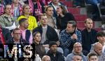 12.04.2025, Fussball 1. Bundesliga 2024/2025, 29. Spieltag,  FC Bayern Mnchen - Borussia Dortmund, in der Allianz-Arena Mnchen.  mitte: der derzeit verletzte Torwart Manuel Neuer (FC Bayern Mnchen) als Zuschauer auf der Bank. 