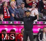 12.04.2025, Fussball 1. Bundesliga 2024/2025, 29. Spieltag,  FC Bayern Mnchen - Borussia Dortmund, in der Allianz-Arena Mnchen. Trainer Vincent Kompany (FC Bayern Mnchen) unzufrieden