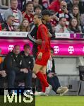 12.04.2025, Fussball 1. Bundesliga 2024/2025, 29. Spieltag,  FC Bayern Mnchen - Borussia Dortmund, in der Allianz-Arena Mnchen. Trainer Vincent Kompany (FC Bayern Mnchen) wechselt Leroy Sane (Bayern Mnchen) aus.