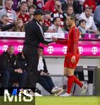 12.04.2025, Fussball 1. Bundesliga 2024/2025, 29. Spieltag,  FC Bayern Mnchen - Borussia Dortmund, in der Allianz-Arena Mnchen. Trainer Vincent Kompany (FC Bayern Mnchen) wechselt Leroy Sane (re, Bayern Mnchen) aus.