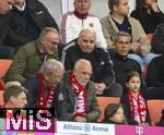 12.04.2025, Fussball 1. Bundesliga 2024/2025, 29. Spieltag,  FC Bayern Mnchen - Borussia Dortmund, in der Allianz-Arena Mnchen.  v.li: Ex-Vorstandsvorsitzender Karl-Heinz Rummenigge (FC Bayern Mnchen) und Ehren-Prsident Uli Hoene (FC Bayern Mnchen, Hoeness), Geschftsfhrer Michael Diederich (FC Bayern Mnchen) unzufrieden. 