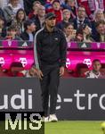 12.04.2025, Fussball 1. Bundesliga 2024/2025, 29. Spieltag,  FC Bayern Mnchen - Borussia Dortmund, in der Allianz-Arena Mnchen. Trainer Vincent Kompany (FC Bayern Mnchen) unzufrieden