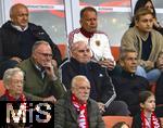12.04.2025, Fussball 1. Bundesliga 2024/2025, 29. Spieltag,  FC Bayern Mnchen - Borussia Dortmund, in der Allianz-Arena Mnchen.  v.li: Ex-Vorstandsvorsitzender Karl-Heinz Rummenigge (FC Bayern Mnchen) und Ehren-Prsident Uli Hoene (FC Bayern Mnchen, Hoeness) unzufrieden. 