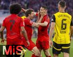 12.04.2025, Fussball 1. Bundesliga 2024/2025, 29. Spieltag,  FC Bayern Mnchen - Borussia Dortmund, in der Allianz-Arena Mnchen. Torjubel Thomas Mller (FC Bayern Mnchen) mit Raphael Guerreiro (FC Bayern Mnchen) und Serge Gnabry (FC Bayern Mnchen), re: Salih zcan (Borussia Dortmund) 