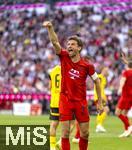 12.04.2025, Fussball 1. Bundesliga 2024/2025, 29. Spieltag,  FC Bayern Mnchen - Borussia Dortmund, in der Allianz-Arena Mnchen. Thomas Mller (FC Bayern Mnchen) gibt Anweisungen