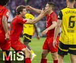 12.04.2025, Fussball 1. Bundesliga 2024/2025, 29. Spieltag,  FC Bayern Mnchen - Borussia Dortmund, in der Allianz-Arena Mnchen. Torjubel Thomas Mller (FC Bayern Mnchen) mit Raphael Guerreiro (FC Bayern Mnchen) und Serge Gnabry (FC Bayern Mnchen), re: Salih zcan (Borussia Dortmund) 