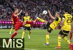 12.04.2025, Fussball 1. Bundesliga 2024/2025, 29. Spieltag,  FC Bayern Mnchen - Borussia Dortmund, in der Allianz-Arena Mnchen. v.li: Harry Kane (FC Bayern Mnchen) gegen Julian Ryerson (Borussia Dortmund) 