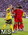 12.04.2025, Fussball 1. Bundesliga 2024/2025, 29. Spieltag,  FC Bayern Mnchen - Borussia Dortmund, in der Allianz-Arena Mnchen. Torjubel Thomas Mller (FC Bayern Mnchen) mit Raphael Guerreiro (FC Bayern Mnchen) und Serge Gnabry (FC Bayern Mnchen) 
