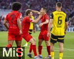 12.04.2025, Fussball 1. Bundesliga 2024/2025, 29. Spieltag,  FC Bayern Mnchen - Borussia Dortmund, in der Allianz-Arena Mnchen. Torjubel Thomas Mller (FC Bayern Mnchen) mit Raphael Guerreiro (FC Bayern Mnchen) und Serge Gnabry (FC Bayern Mnchen), re: Salih zcan (Borussia Dortmund) 
