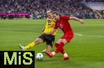 12.04.2025, Fussball 1. Bundesliga 2024/2025, 29. Spieltag,  FC Bayern Mnchen - Borussia Dortmund, in der Allianz-Arena Mnchen. v.li: Niklas Sle (Borussia Dortmund) gegen Harry Kane (FC Bayern Mnchen) 