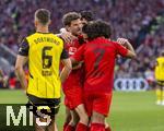 12.04.2025, Fussball 1. Bundesliga 2024/2025, 29. Spieltag,  FC Bayern Mnchen - Borussia Dortmund, in der Allianz-Arena Mnchen. Torjubel Thomas Mller (FC Bayern Mnchen) mit Raphael Guerreiro (FC Bayern Mnchen) und Serge Gnabry (FC Bayern Mnchen) 