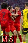 12.04.2025, Fussball 1. Bundesliga 2024/2025, 29. Spieltag,  FC Bayern Mnchen - Borussia Dortmund, in der Allianz-Arena Mnchen. Torjubel Thomas Mller (FC Bayern Mnchen) mit Raphael Guerreiro (FC Bayern Mnchen) und Serge Gnabry (FC Bayern Mnchen) 