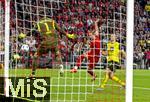 12.04.2025, Fussball 1. Bundesliga 2024/2025, 29. Spieltag,  FC Bayern Mnchen - Borussia Dortmund, in der Allianz-Arena Mnchen. mitte: Harry Kane (FC Bayern Mnchen) vergibt eine Torchance gegen Torwart Gregor Kobel (Borussia Dortmund), re: Waldemar Anton (Borussia Dortmund) 