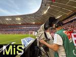 12.04.2025, Fussball 1. Bundesliga 2024/2025, 29. Spieltag,  FC Bayern Mnchen - Borussia Dortmund, in der Allianz-Arena Mnchen. Kameramann an Spielfeldrand nimmt die Spielszenen auf.
