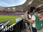 12.04.2025, Fussball 1. Bundesliga 2024/2025, 29. Spieltag,  FC Bayern Mnchen - Borussia Dortmund, in der Allianz-Arena Mnchen. Kameramann an Spielfeldrand nimmt die Spielszenen auf.