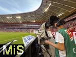 12.04.2025, Fussball 1. Bundesliga 2024/2025, 29. Spieltag,  FC Bayern Mnchen - Borussia Dortmund, in der Allianz-Arena Mnchen. Kameramann an Spielfeldrand nimmt die Spielszenen auf.