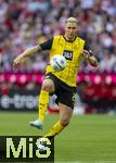 12.04.2025, Fussball 1. Bundesliga 2024/2025, 29. Spieltag,  FC Bayern Mnchen - Borussia Dortmund, in der Allianz-Arena Mnchen. Niklas Sle (Borussia Dortmund) am Ball 