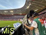 12.04.2025, Fussball 1. Bundesliga 2024/2025, 29. Spieltag,  FC Bayern Mnchen - Borussia Dortmund, in der Allianz-Arena Mnchen. Kameramann an Spielfeldrand nimmt die Spielszenen auf.