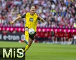 12.04.2025, Fussball 1. Bundesliga 2024/2025, 29. Spieltag,  FC Bayern Mnchen - Borussia Dortmund, in der Allianz-Arena Mnchen. Niklas Sle (Borussia Dortmund) am Ball 