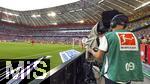 12.04.2025, Fussball 1. Bundesliga 2024/2025, 29. Spieltag,  FC Bayern Mnchen - Borussia Dortmund, in der Allianz-Arena Mnchen. Kameramann an Spielfeldrand nimmt die Spielszenen auf.