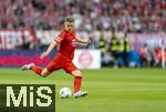 12.04.2025, Fussball 1. Bundesliga 2024/2025, 29. Spieltag,  FC Bayern Mnchen - Borussia Dortmund, in der Allianz-Arena Mnchen. Joshua Kimmich (FC Bayern Mnchen) am Ball 