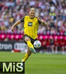 12.04.2025, Fussball 1. Bundesliga 2024/2025, 29. Spieltag,  FC Bayern Mnchen - Borussia Dortmund, in der Allianz-Arena Mnchen. Niklas Sle (Borussia Dortmund) am Ball 