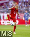 12.04.2025, Fussball 1. Bundesliga 2024/2025, 29. Spieltag,  FC Bayern Mnchen - Borussia Dortmund, in der Allianz-Arena Mnchen. Konrad Laimer (FC Bayern Mnchen) am Ball 