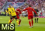 12.04.2025, Fussball 1. Bundesliga 2024/2025, 29. Spieltag,  FC Bayern Mnchen - Borussia Dortmund, in der Allianz-Arena Mnchen. Waldemar Anton (Borussia Dortmund) gegen Thomas Mller (FC Bayern Mnchen) 