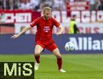 12.04.2025, Fussball 1. Bundesliga 2024/2025, 29. Spieltag,  FC Bayern Mnchen - Borussia Dortmund, in der Allianz-Arena Mnchen. Konrad Laimer (FC Bayern Mnchen) am Ball 