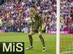 12.04.2025, Fussball 1. Bundesliga 2024/2025, 29. Spieltag,  FC Bayern Mnchen - Borussia Dortmund, in der Allianz-Arena Mnchen. Torwart Gregor Kobel (Borussia Dortmund) 