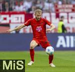 12.04.2025, Fussball 1. Bundesliga 2024/2025, 29. Spieltag,  FC Bayern Mnchen - Borussia Dortmund, in der Allianz-Arena Mnchen. Konrad Laimer (FC Bayern Mnchen) am Ball 