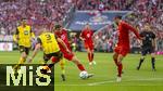 12.04.2025, Fussball 1. Bundesliga 2024/2025, 29. Spieltag,  FC Bayern Mnchen - Borussia Dortmund, in der Allianz-Arena Mnchen. Waldemar Anton (Borussia Dortmund) gegen Thomas Mller (FC Bayern Mnchen) 