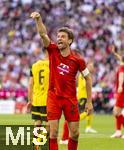 12.04.2025, Fussball 1. Bundesliga 2024/2025, 29. Spieltag,  FC Bayern Mnchen - Borussia Dortmund, in der Allianz-Arena Mnchen. Thomas Mller (FC Bayern Mnchen) gibt Anweisungen.