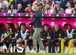 12.04.2025, Fussball 1. Bundesliga 2024/2025, 29. Spieltag,  FC Bayern Mnchen - Borussia Dortmund, in der Allianz-Arena Mnchen. Trainer Niko Kovac (Borussia Dortmund) gibt Anweisungen.