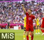 12.04.2025, Fussball 1. Bundesliga 2024/2025, 29. Spieltag,  FC Bayern Mnchen - Borussia Dortmund, in der Allianz-Arena Mnchen. Thomas Mller (FC Bayern Mnchen) gibt Anweisungen.