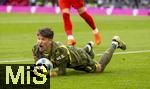 12.04.2025, Fussball 1. Bundesliga 2024/2025, 29. Spieltag,  FC Bayern Mnchen - Borussia Dortmund, in der Allianz-Arena Mnchen. Torwart Gregor Kobel (Borussia Dortmund) hat den Ball sicher gefangen