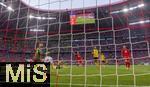 12.04.2025, Fussball 1. Bundesliga 2024/2025, 29. Spieltag,  FC Bayern Mnchen - Borussia Dortmund, in der Allianz-Arena Mnchen. Torwart Gregor Kobel (Borussia Dortmund) schaut dem Ball nach der an die Latte kracht 
