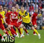 12.04.2025, Fussball 1. Bundesliga 2024/2025, 29. Spieltag,  FC Bayern Mnchen - Borussia Dortmund, in der Allianz-Arena Mnchen. Thomas Mller (FC Bayern Mnchen), Harry Kane (FC Bayern Mnchen), Maximilian Beier (Borussia Dortmund) 
