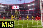12.04.2025, Fussball 1. Bundesliga 2024/2025, 29. Spieltag,  FC Bayern Mnchen - Borussia Dortmund, in der Allianz-Arena Mnchen. Torwart Gregor Kobel (Borussia Dortmund) frustriert nach einem Gegentreffer.