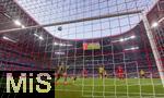 12.04.2025, Fussball 1. Bundesliga 2024/2025, 29. Spieltag,  FC Bayern Mnchen - Borussia Dortmund, in der Allianz-Arena Mnchen. Torwart Gregor Kobel (Borussia Dortmund) schaut dem Ball nach der an die Latte kracht 