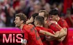 12.04.2025, Fussball 1. Bundesliga 2024/2025, 29. Spieltag,  FC Bayern Mnchen - Borussia Dortmund, in der Allianz-Arena Mnchen. Torjubel Serge Gnabry (FC Bayern Mnchen) mit Harry Kane (FC Bayern Mnchen) Thomas Mller (FC Bayern Mnchen) 