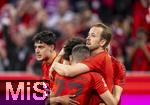 12.04.2025, Fussball 1. Bundesliga 2024/2025, 29. Spieltag,  FC Bayern Mnchen - Borussia Dortmund, in der Allianz-Arena Mnchen. Torjubel Serge Gnabry (FC Bayern Mnchen) mit Harry Kane (FC Bayern Mnchen) 
