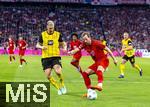 12.04.2025, Fussball 1. Bundesliga 2024/2025, 29. Spieltag,  FC Bayern Mnchen - Borussia Dortmund, in der Allianz-Arena Mnchen. v.li: Niklas Sle (Borussia Dortmund) gegen Harry Kane (FC Bayern Mnchen) 