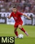 12.04.2025, Fussball 1. Bundesliga 2024/2025, 29. Spieltag,  FC Bayern Mnchen - Borussia Dortmund, in der Allianz-Arena Mnchen. Raphael Guerreiro (FC Bayern Mnchen) am Ball 